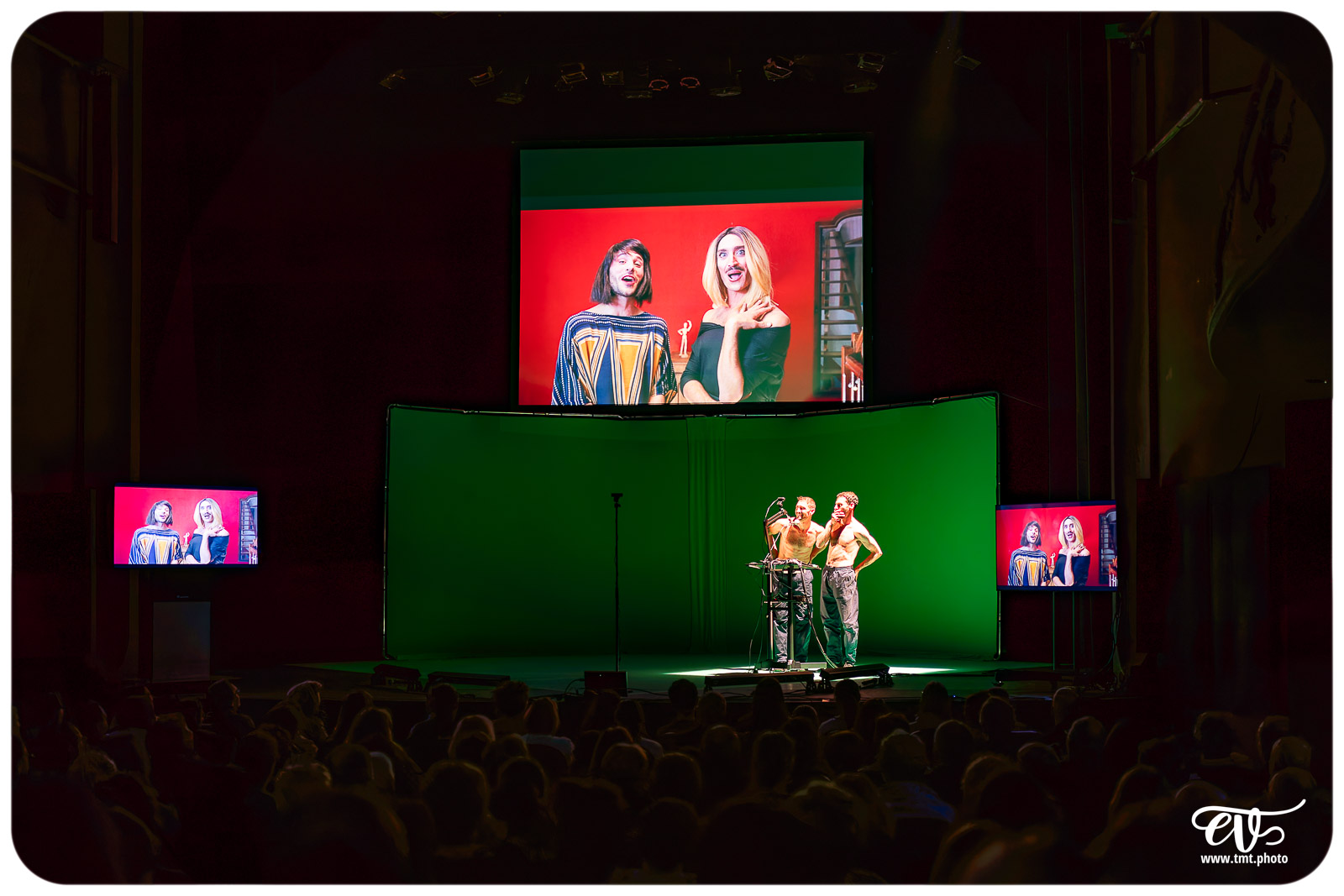 DYSTOPIA (UN POYO ROYO)